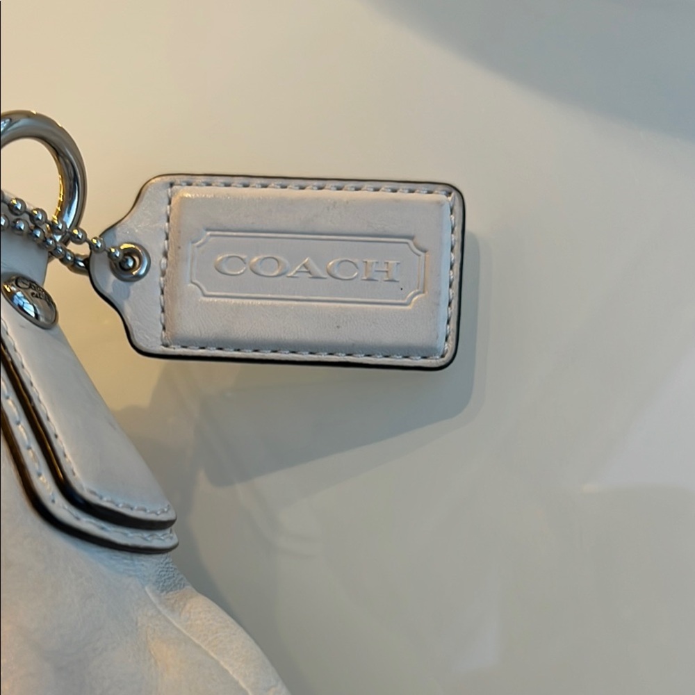Coach Classic Leather White Shoulder Bag Excellent Pre-Owned Condition - Picture 2 of 5